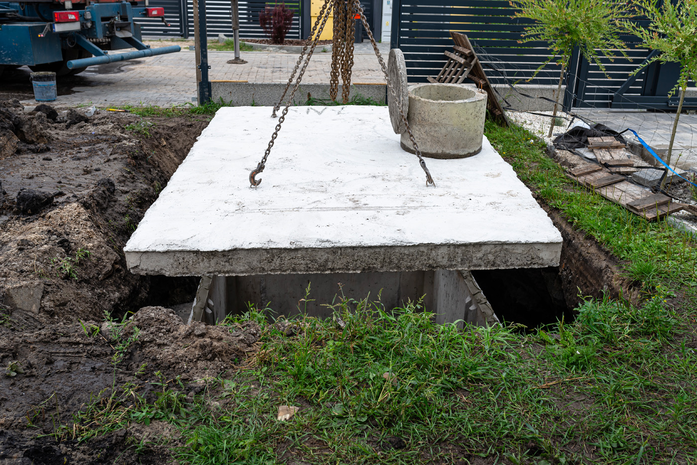concrete-septic-tank-with-a-capacity-of-10-m3-located-in-the-garden-next-to-the-house-visible-cover-with-manhole