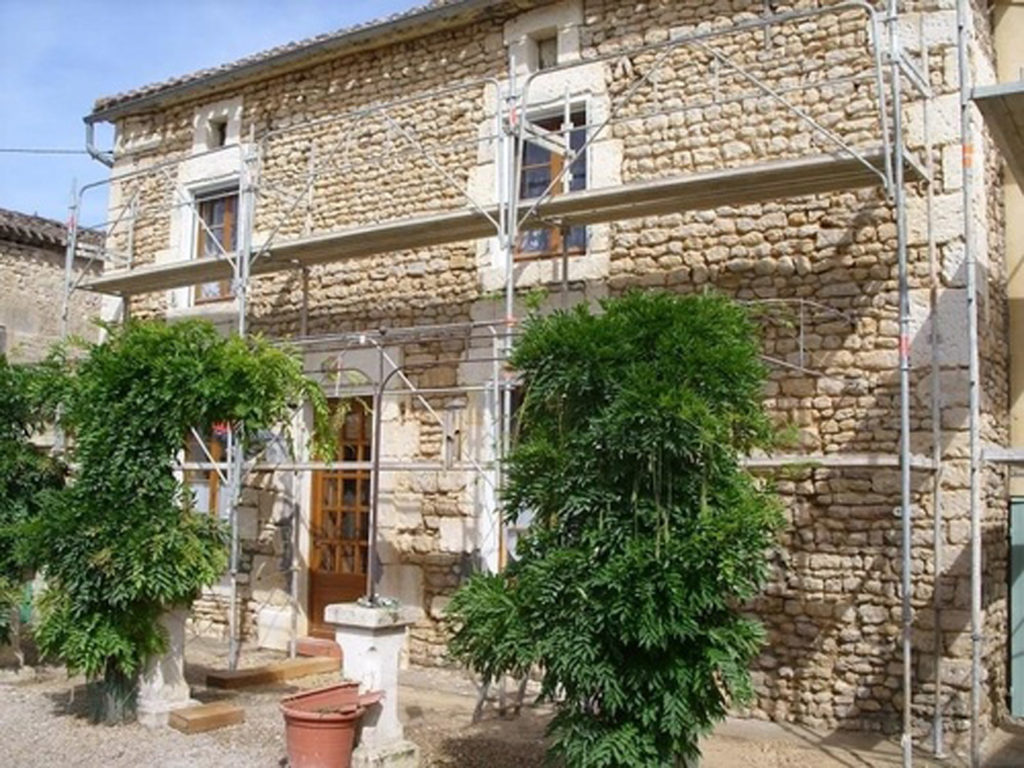 Façade de maison en pierre avec échafaudage, La Rochefoucauld-en-Angoumois