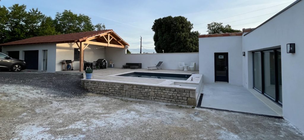 Extension de maison, garage et préau en charpente bois, piscine avec plage et muret en pierre, Nersac