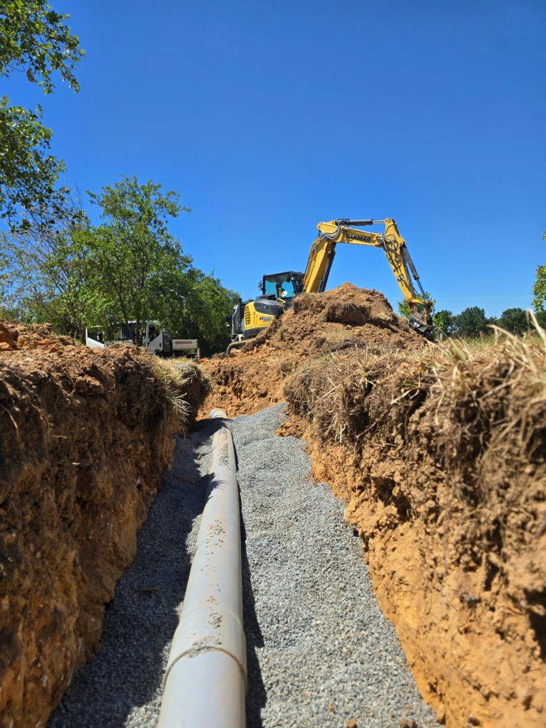 Tranchée d'épandage en cours, pelle en arrière-plan, Mornac
