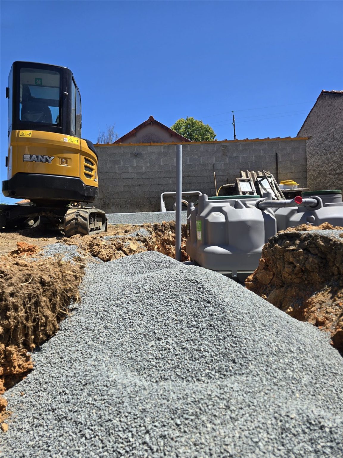 Remblai en gravier autour de l’installation d’assainissement à Ruelle-sur-Touvre