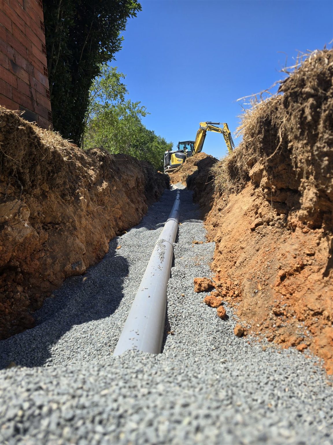 Tranchée d’épandage avec drain posé sur lit de gravier, Ruelle-sur-Touvre