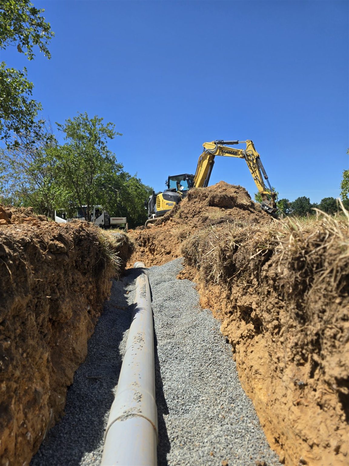 Tranchée d’épandage en cours de réalisation à la pelle, Ruelle-sur-Touvre