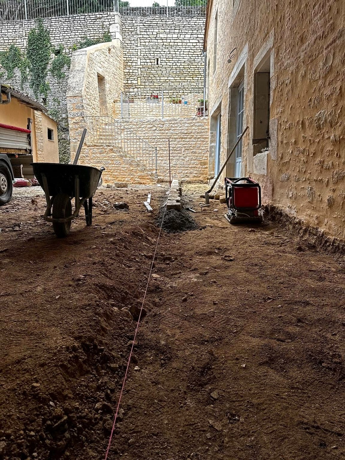 Avant travaux : cour pavée en pierre à Verteuil-sur-Charente (GENET BATIMENT)