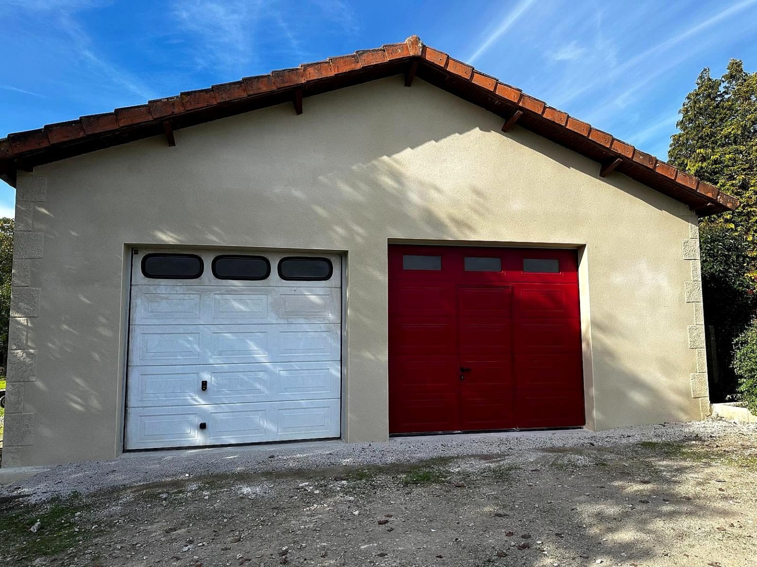 Après travaux : enduit de façade d’un garage à Angoulême (GENET BATIMENT)