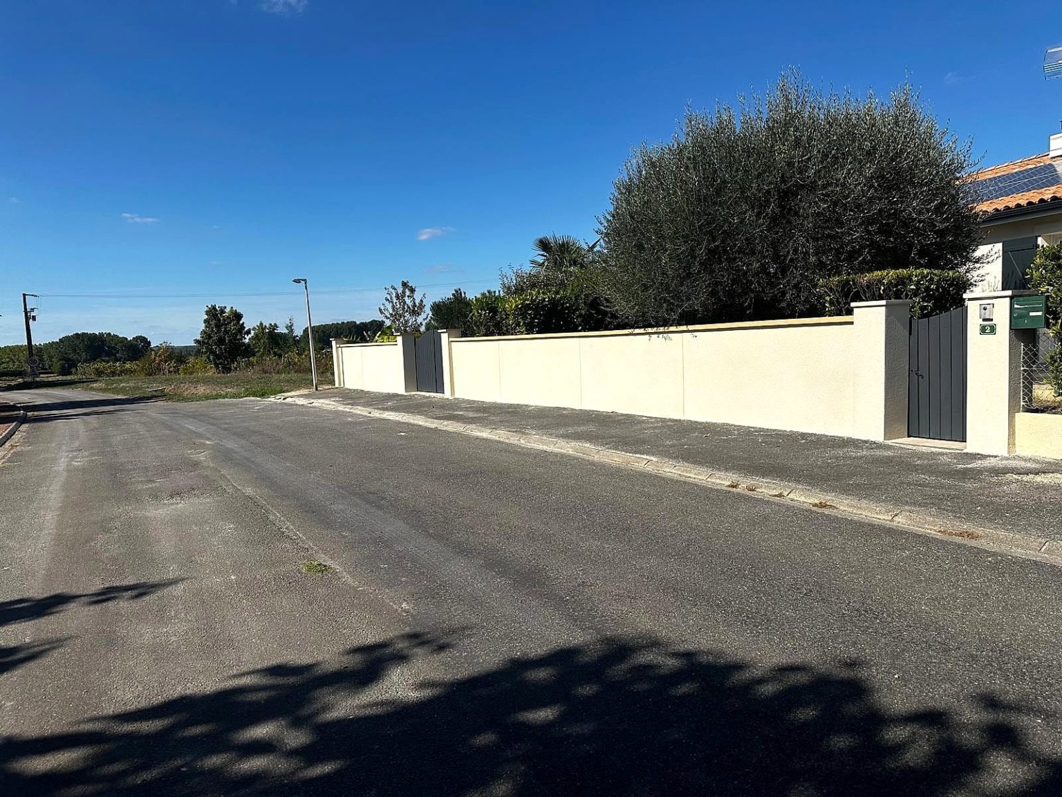 Après travaux : mur de clôture enduit à Saint-Maurice-des-Lions (GENET BATIMENT)
