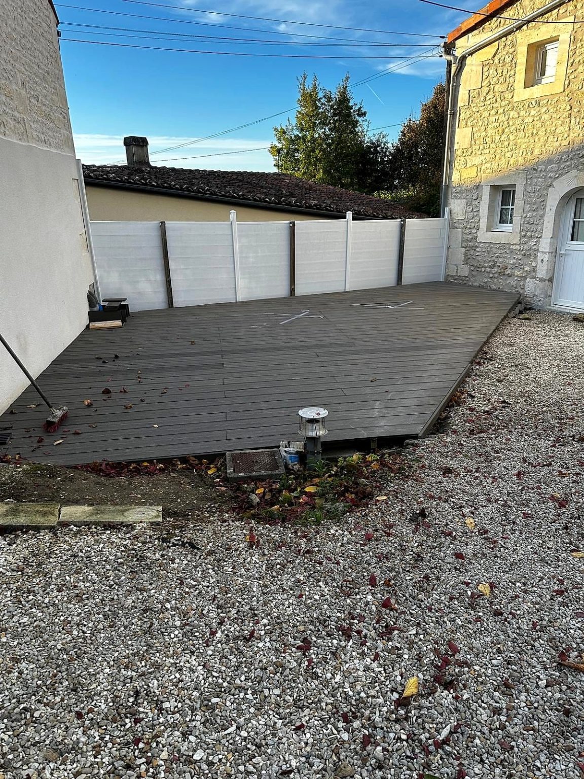 Après travaux : terrasse en lames composites à Blanzac-Porcheresse (GENET BATIMENT)