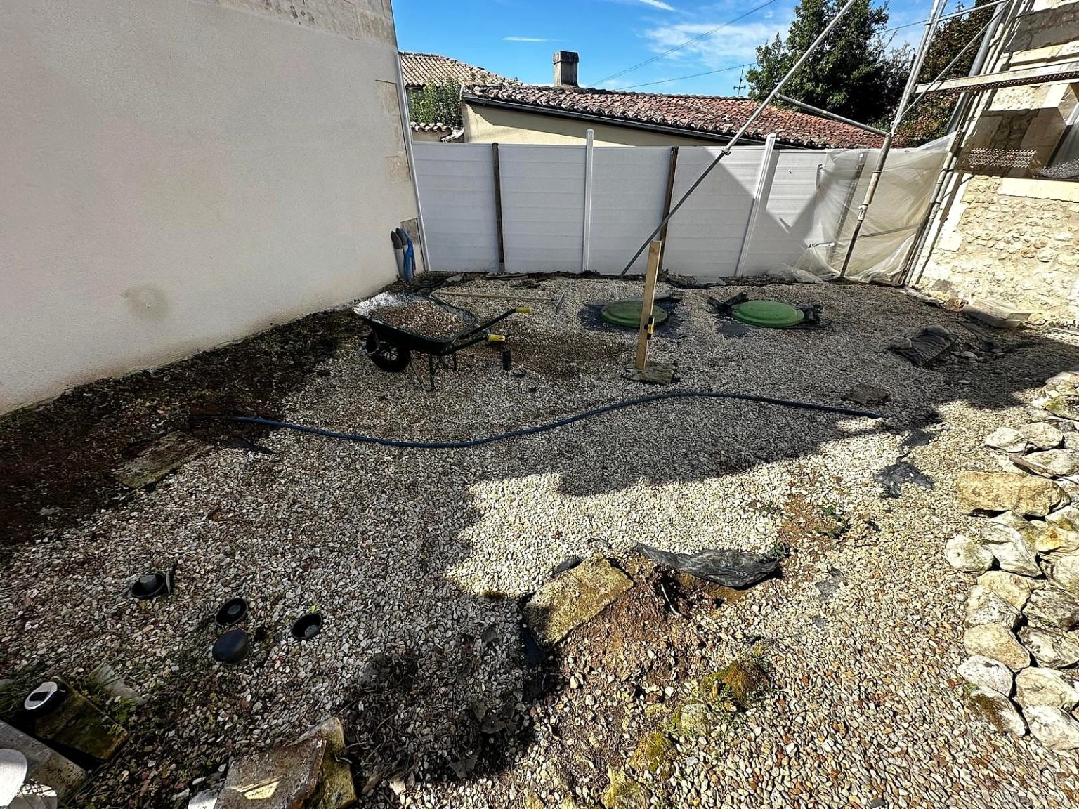 Avant travaux : terrasse en lames composites à Blanzac-Porcheresse (GENET BATIMENT)