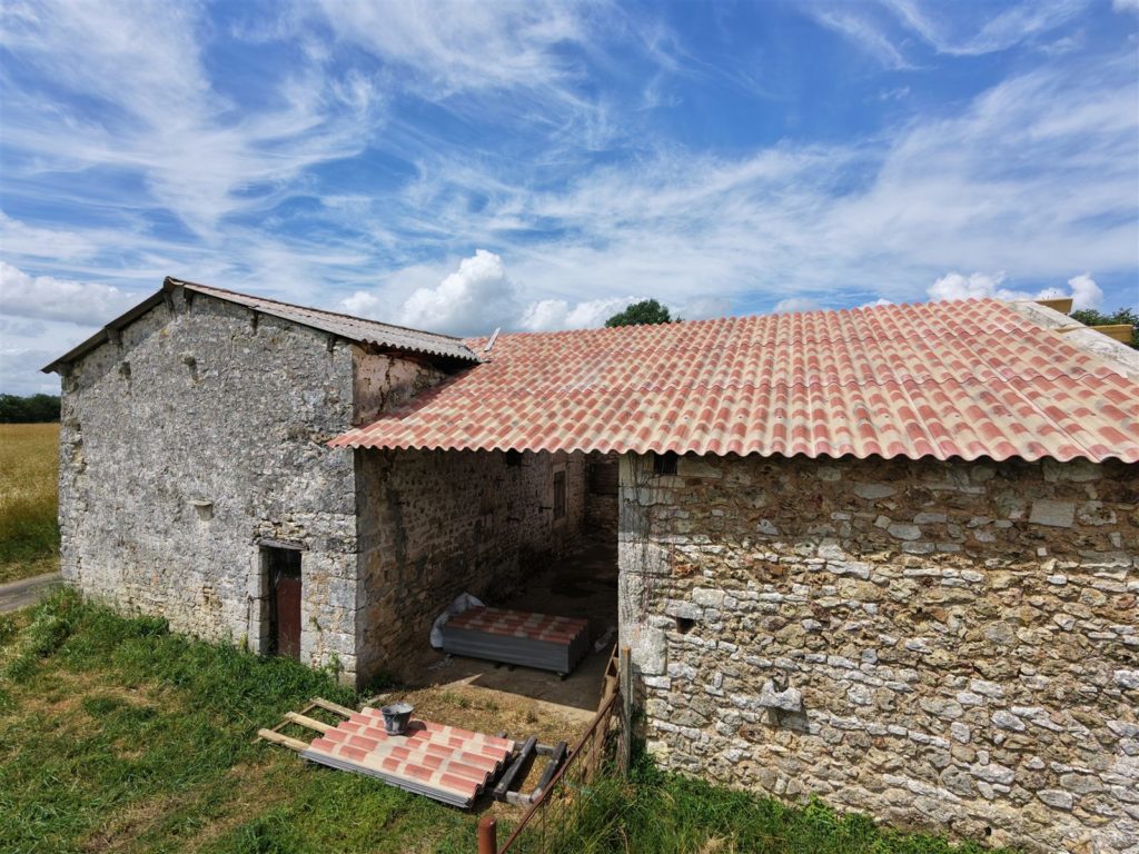 Charpente et toiture neuves d’une grange en pierre à Roumazières-Loubert