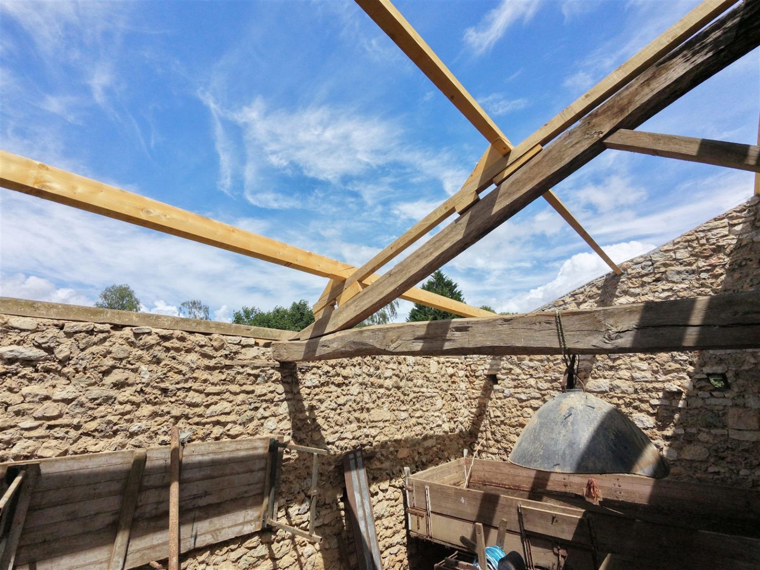 Fermes de charpente neuves avant couverture, Roumazières-Loubert