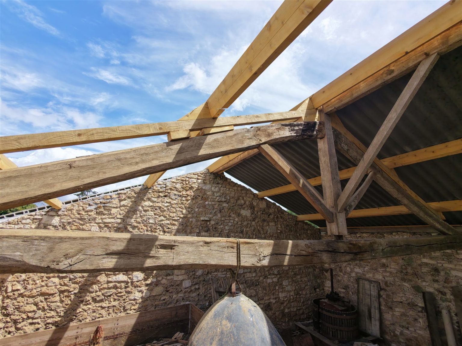Charpente bois neuve de la grange, vue intérieure, Roumazières-Loubert