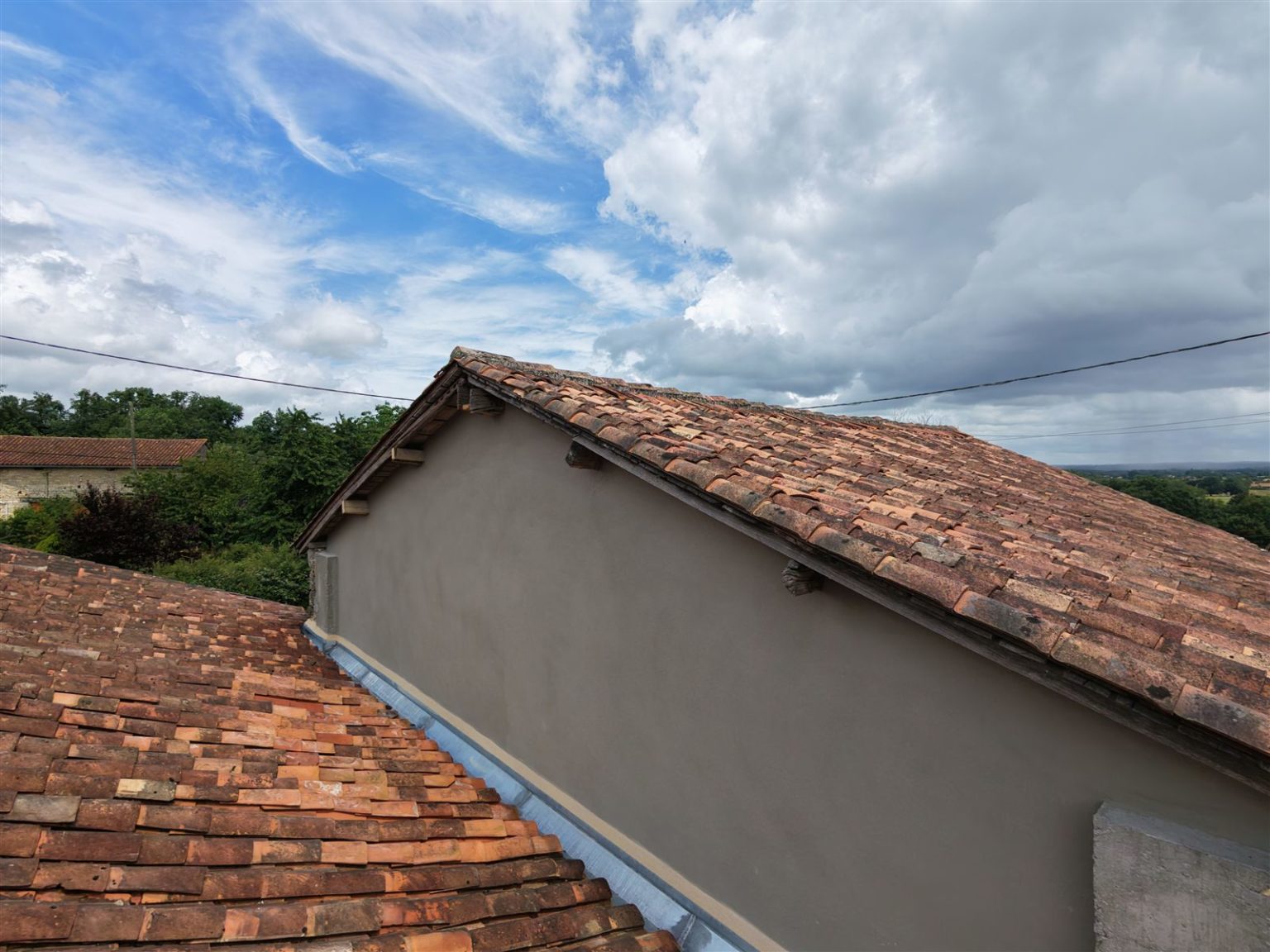 Pignon enduit et solin le long de la toiture, Roumazières-Loubert