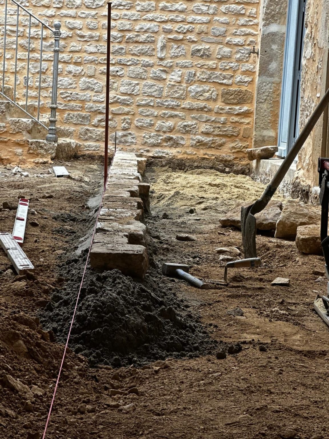 Pose des bordures en pierre dans la cour, Verteuil-sur-Charente