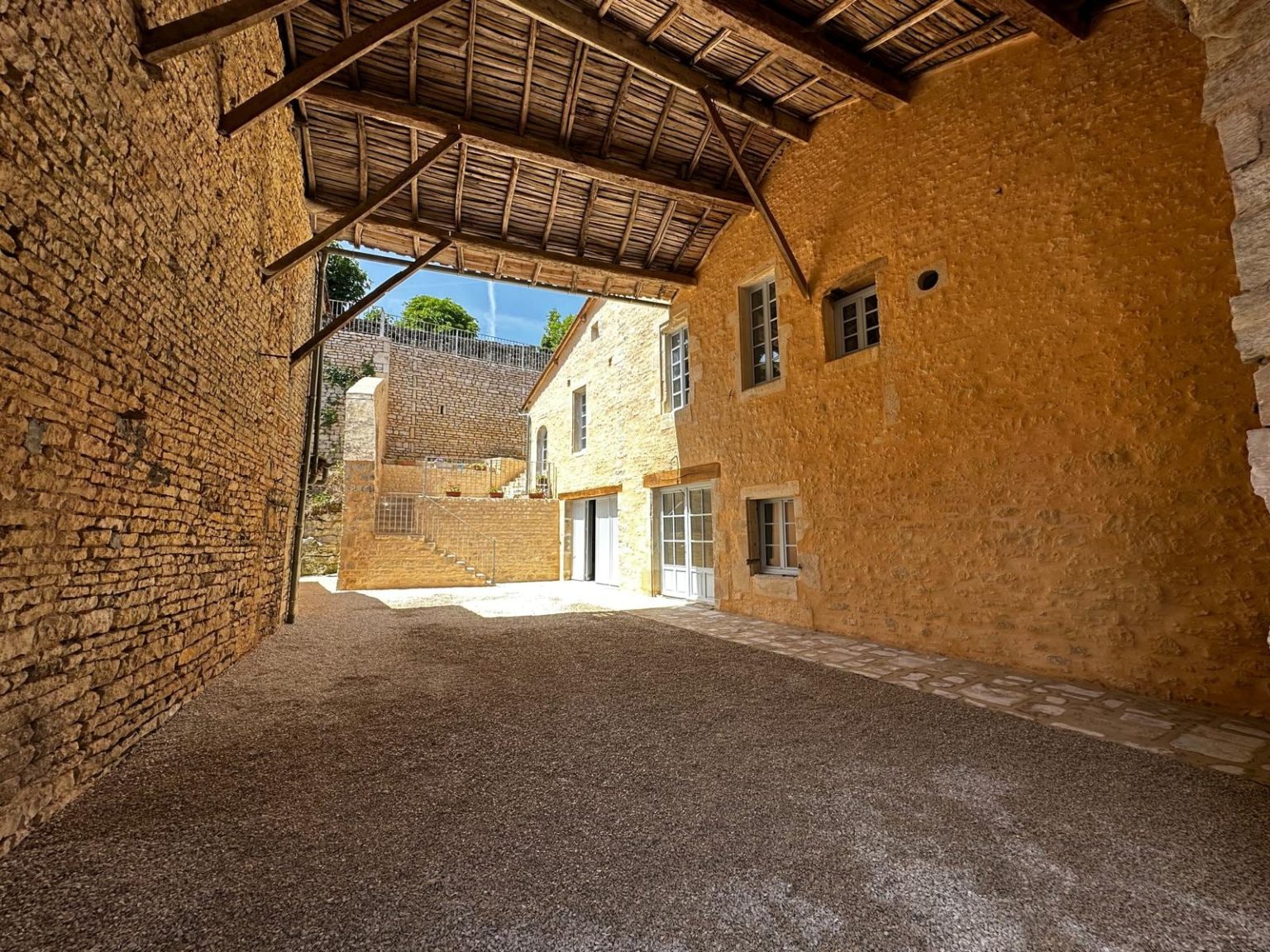 Passage couvert et cour, Verteuil-sur-Charente