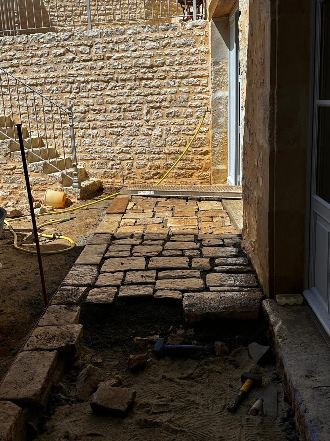 Pavage en pierre au pied de la façade, Verteuil-sur-Charente