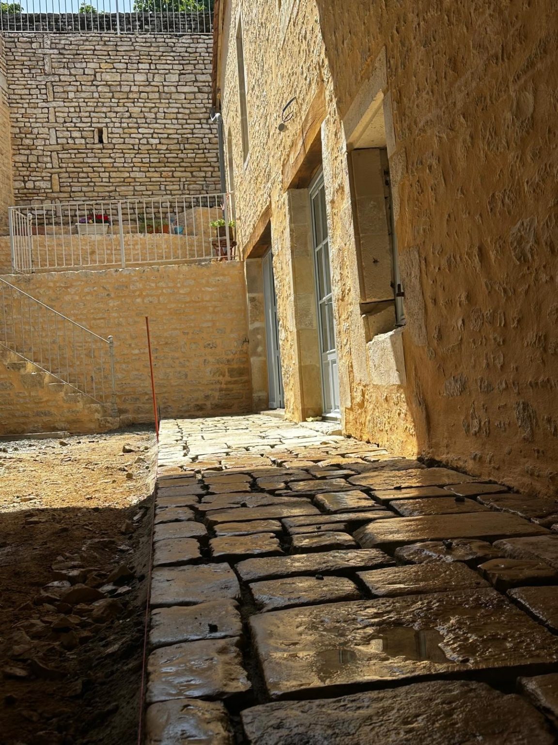 Pavés et escalier en pierre dans la cour, Verteuil-sur-Charente