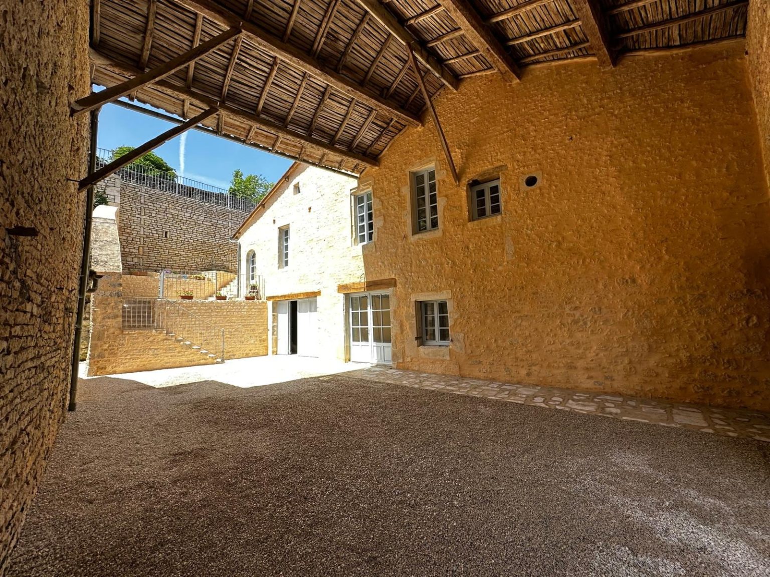 Cour et façades en pierre rénovées, Verteuil-sur-Charente