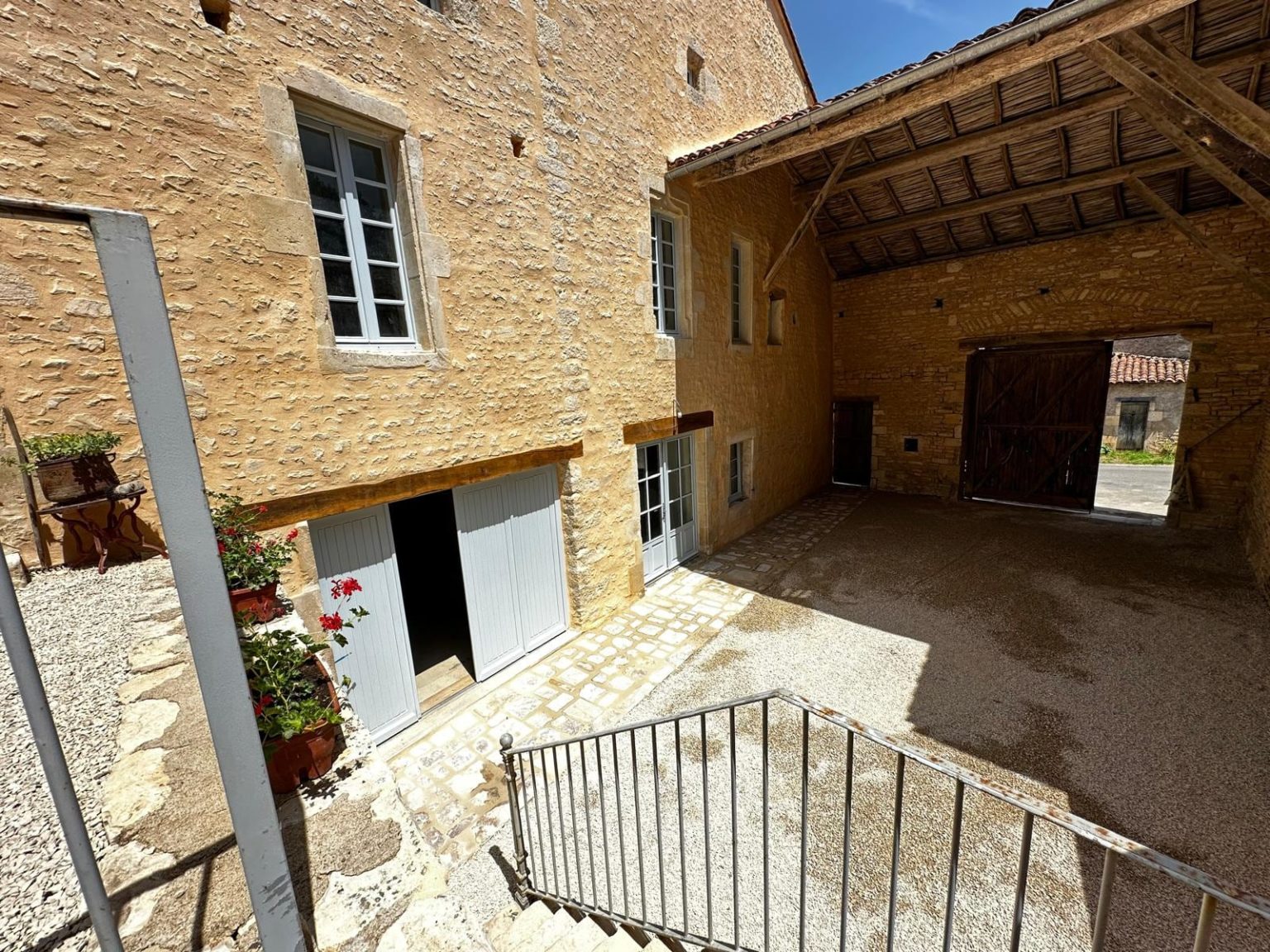 Cour et escalier vus de la terrasse, Verteuil-sur-Charente