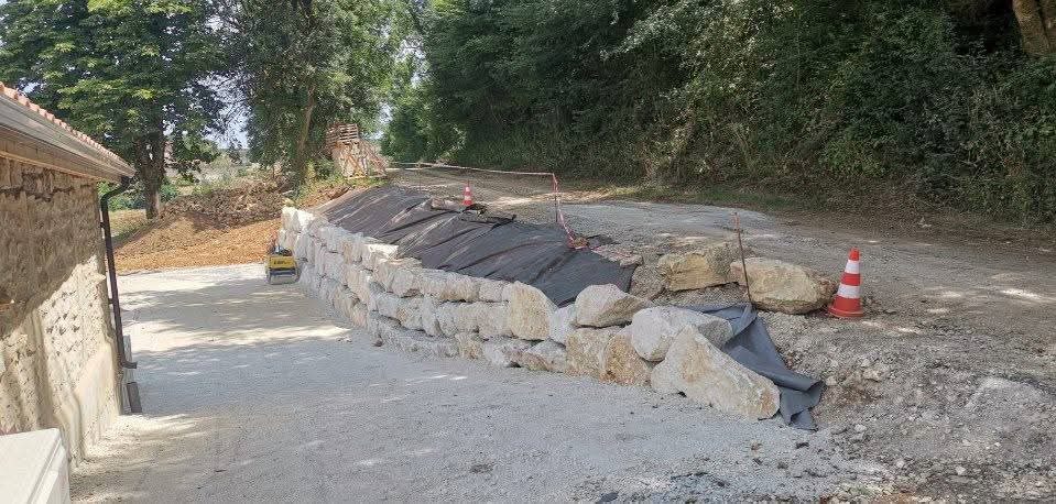 Allée créée et enrochement le long du terrain, Beaulieu-sur-Sonnette