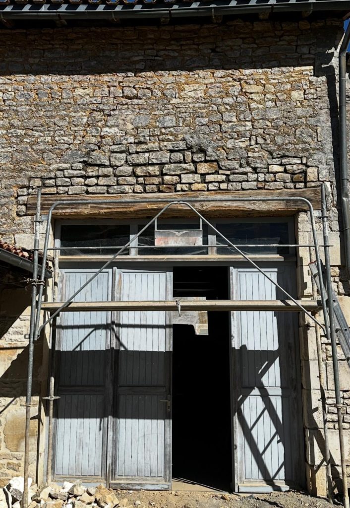 Création d’un linteau sur une façade en pierre à Angoulême