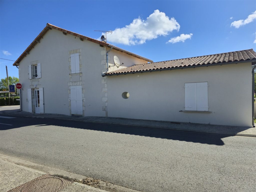 Façade de maison enduite à Saint-Claud