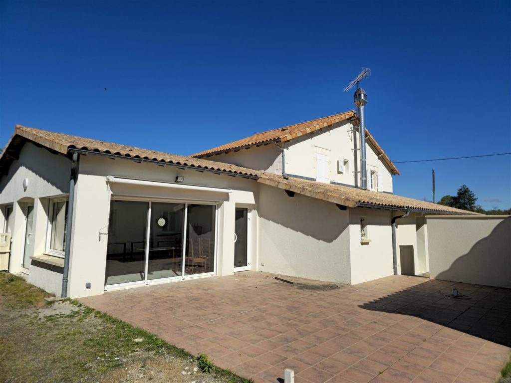 Façade arrière enduite et terrasse, Saint-Claud