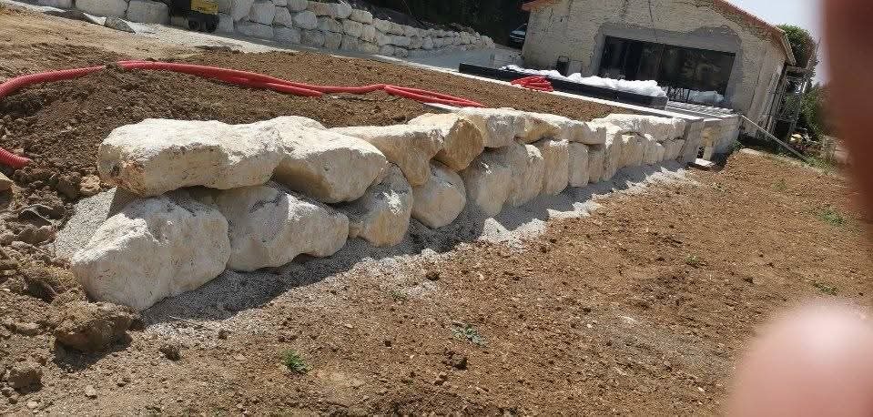 Pose de blocs d’enrochement en bordure de terrain, Beaulieu-sur-Sonnette