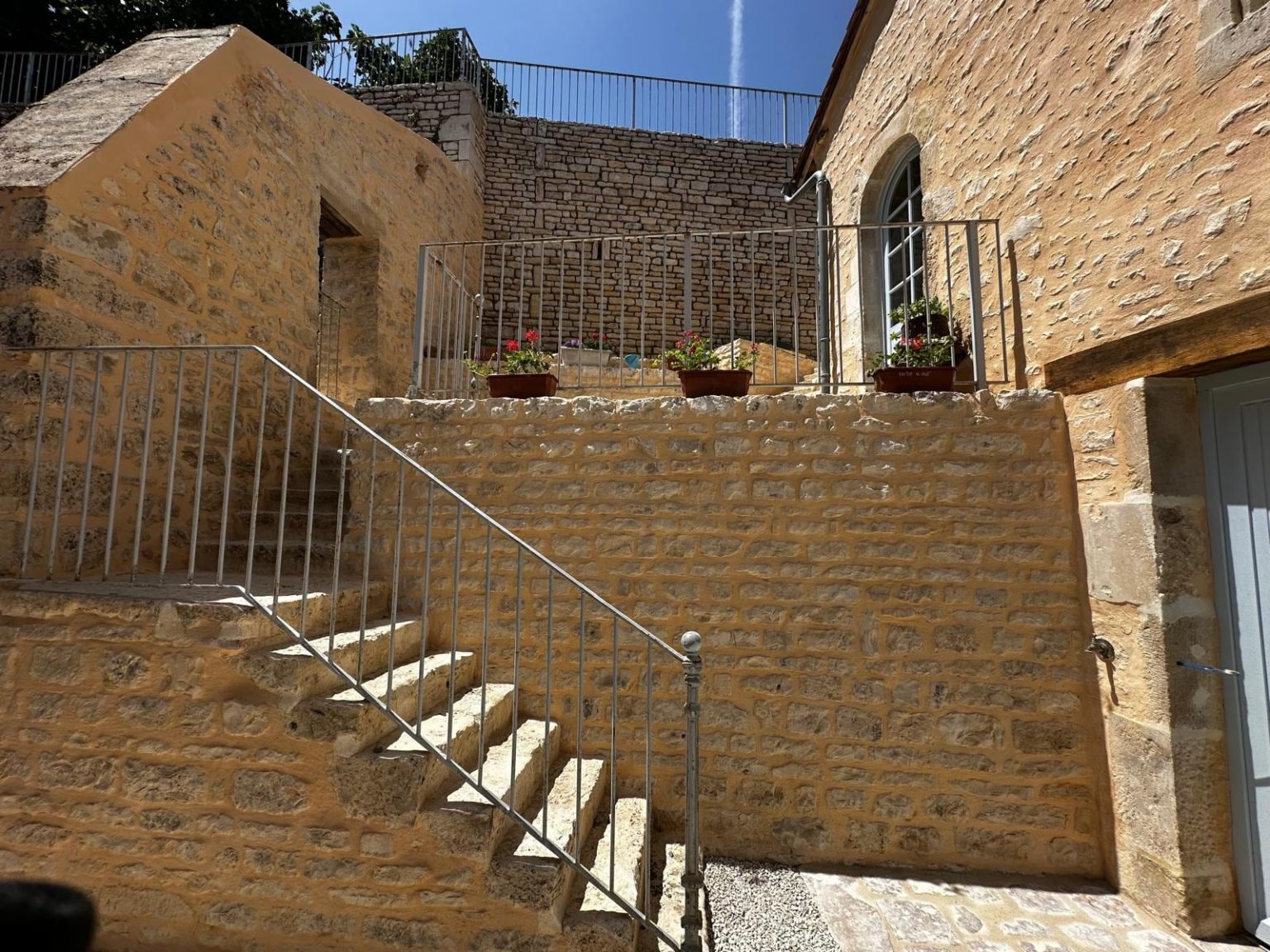 Escalier en pierre et mur restauré, Verteuil-sur-Charente