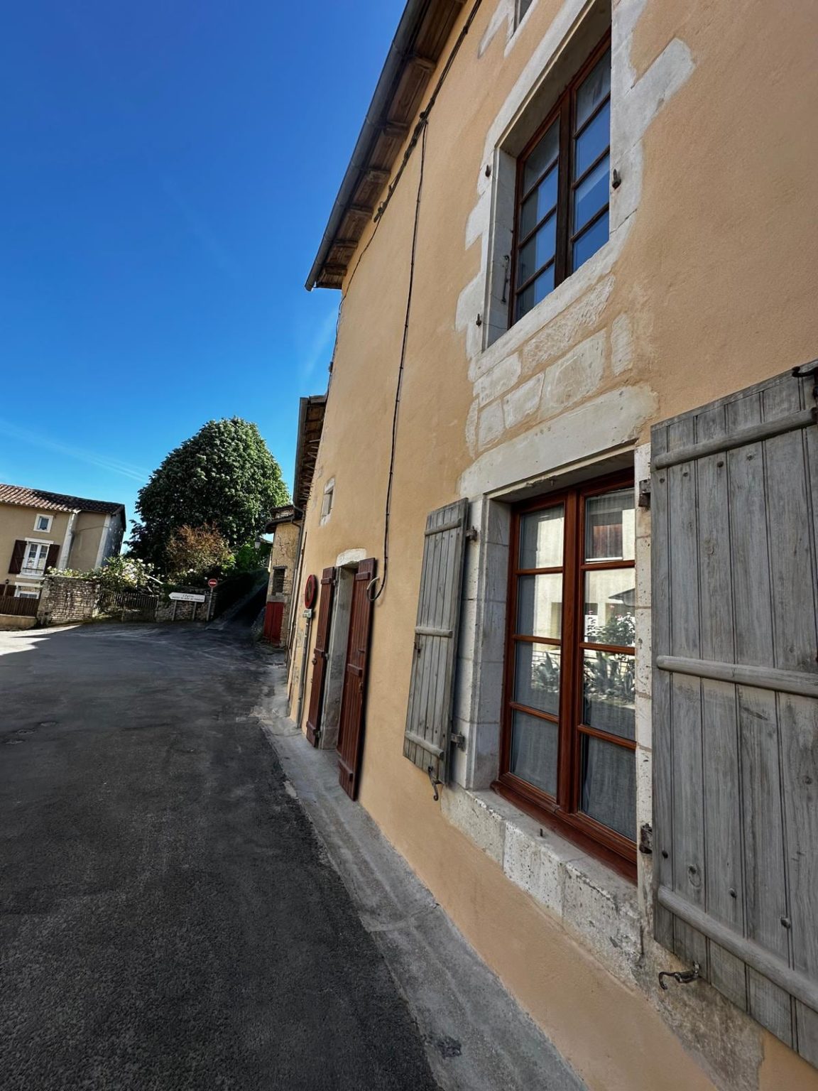 Façade enduite et encadrements, Verteuil-sur-Charente