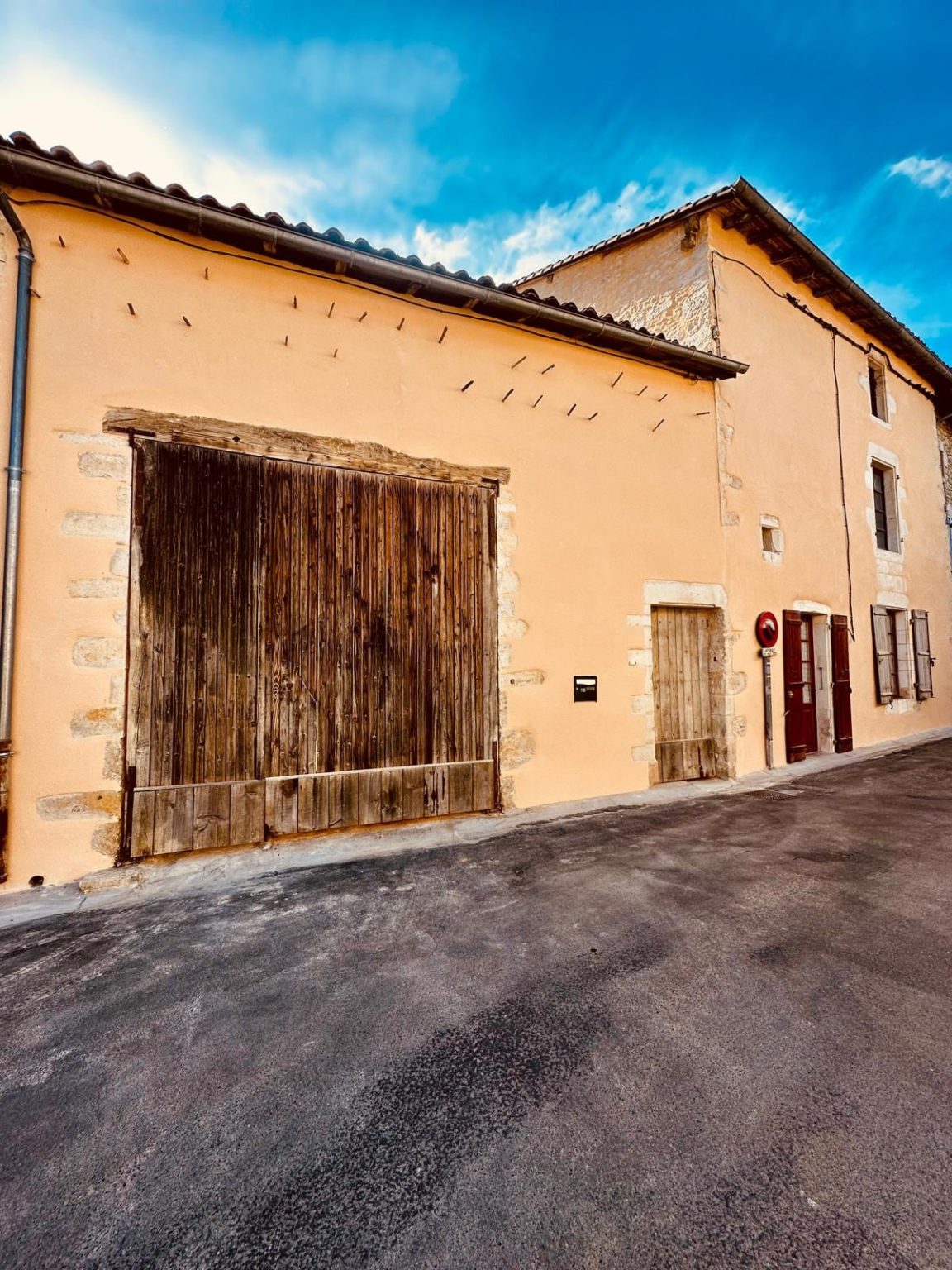 Façade enduite et porte de grange, Verteuil-sur-Charente