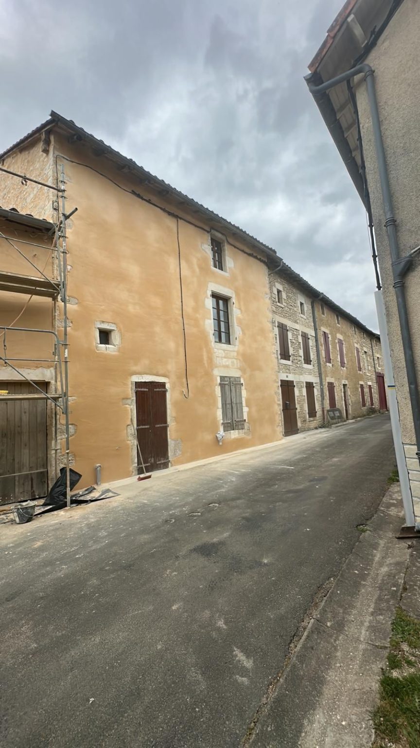 Façade enduite le long de la rue, Verteuil-sur-Charente
