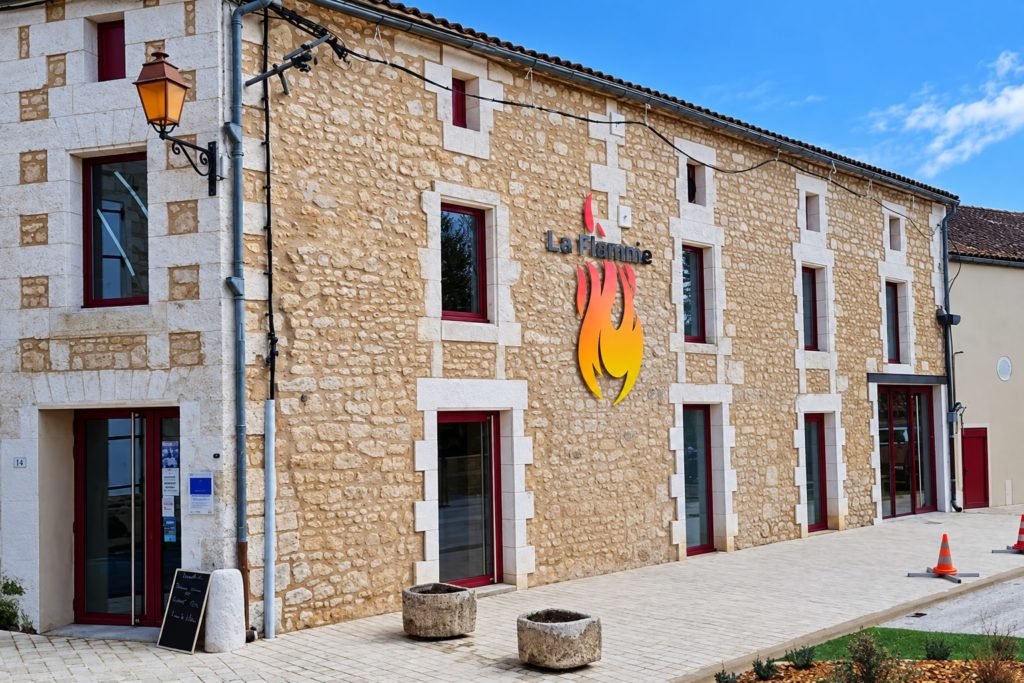 Rénovation de la façade en pierre d’un restaurant à Chazelles