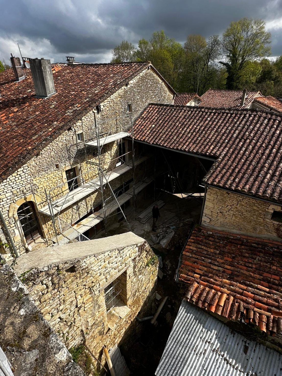 Façades en pierre sous échafaudage, Verteuil-sur-Charente
