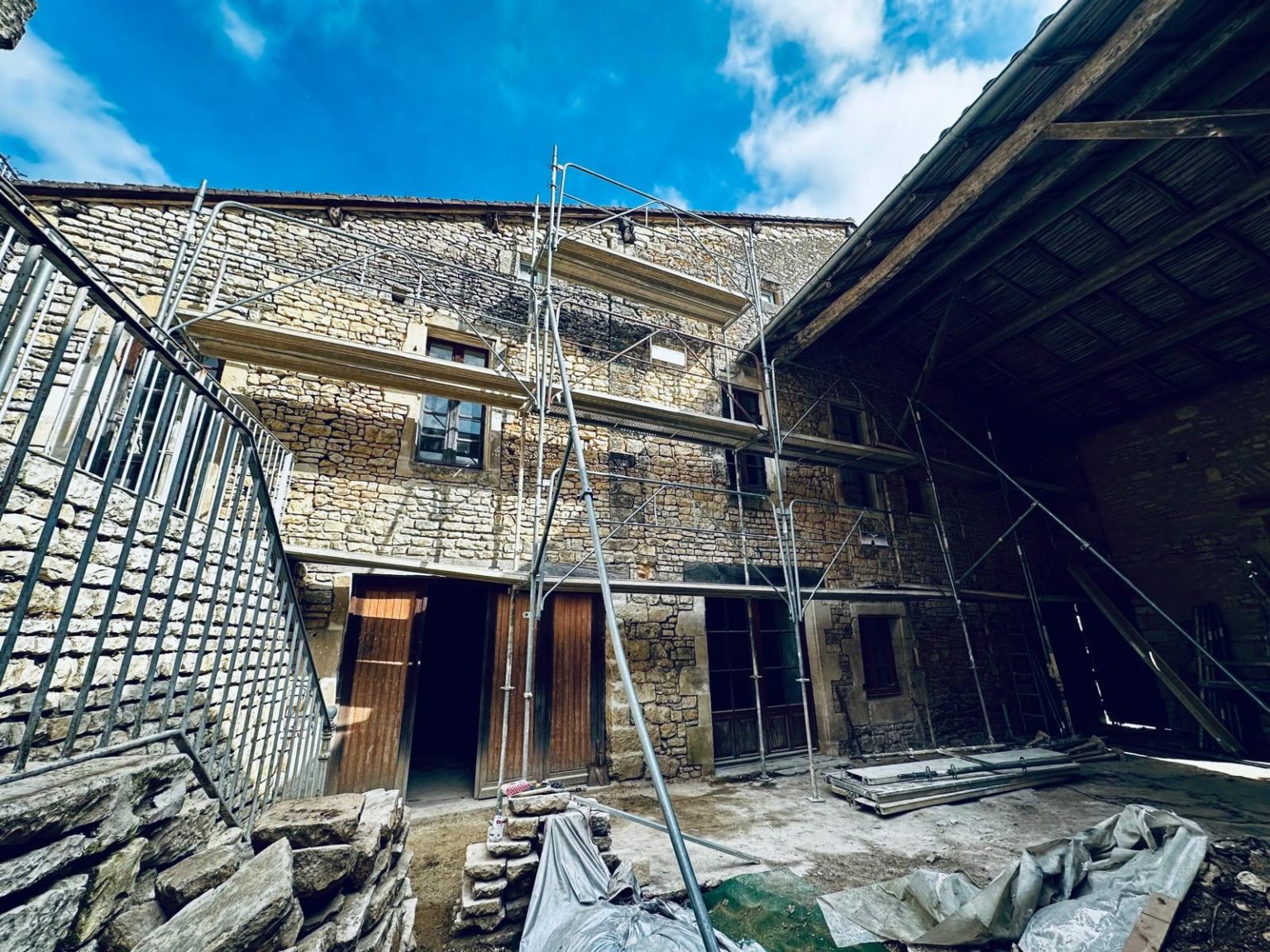 Cour et façades en cours de rénovation, Verteuil-sur-Charente