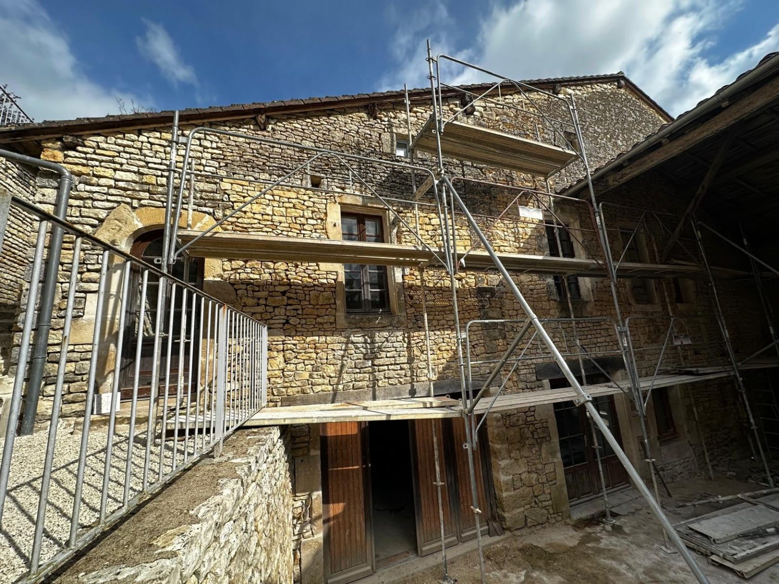 Échafaudage sur la façade en pierre, Verteuil-sur-Charente