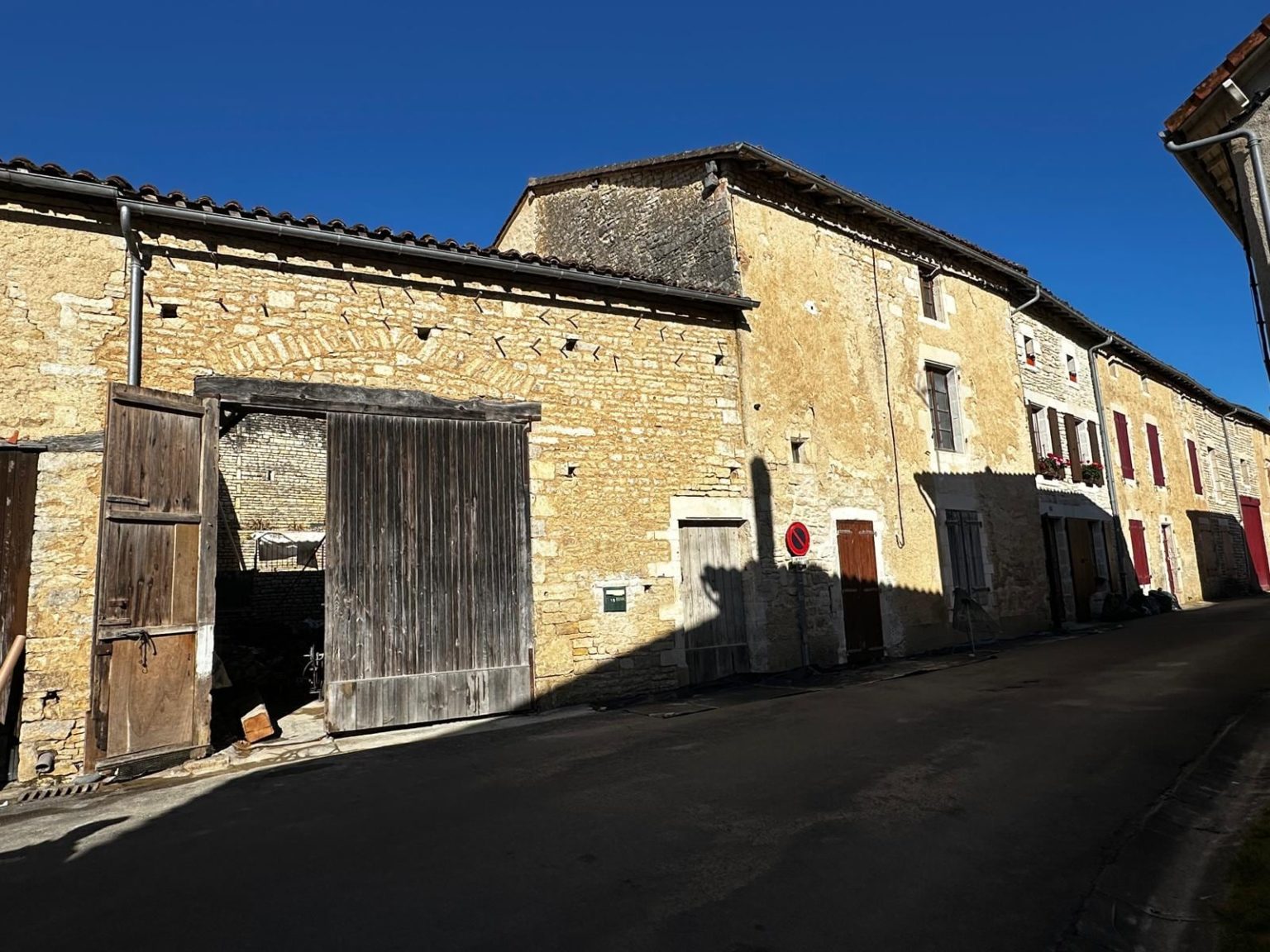 Façades et porte de grange avant travaux, Verteuil-sur-Charente