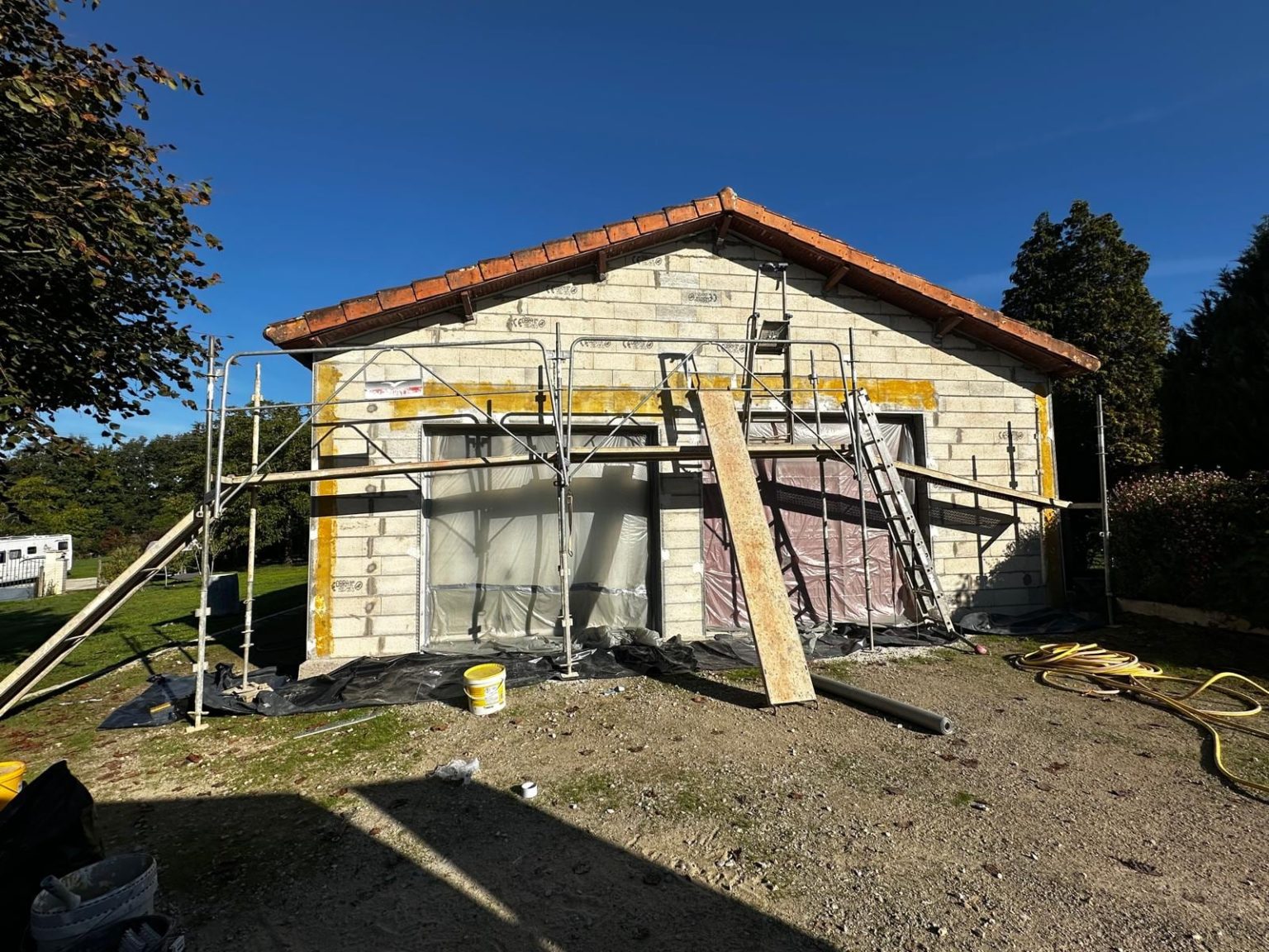 Façade de garage sous échafaudage avant enduit, Angoulême
