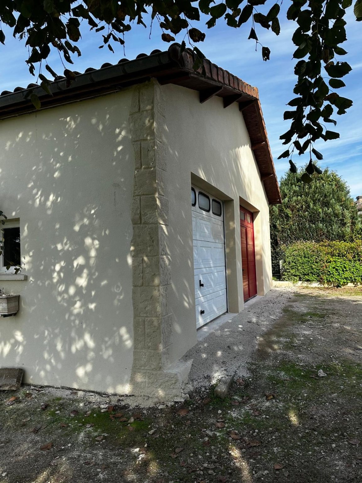 Angle du garage enduit avec chaînes d’angle, Angoulême