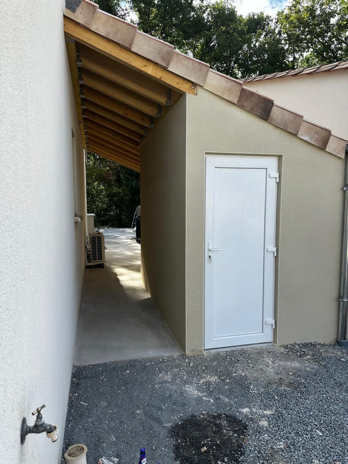 Préau en charpente bois couvert de tuiles le long du garage, Nersac
