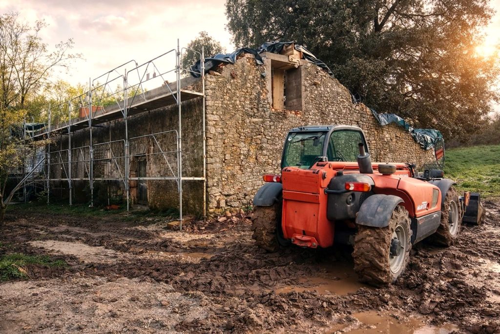 Grange en pierre avant travaux, sans toiture, à Taponnat-Fleurignac