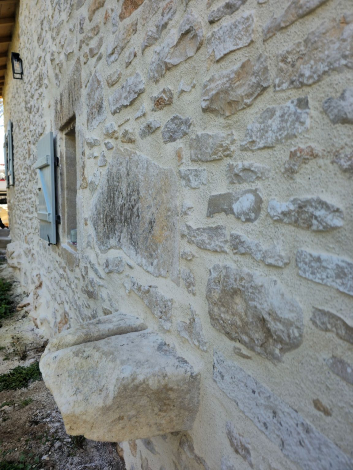 Joints à la chaux sur un mur en pierre rénové à Terres-de-Haute-Charente