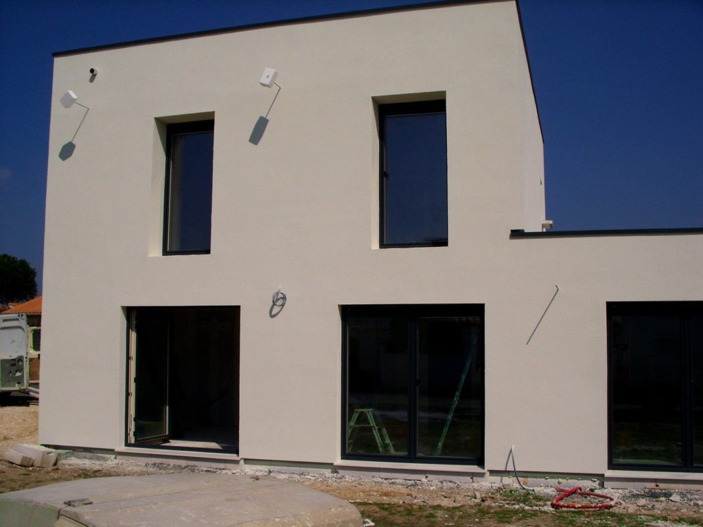 Maison neuve contemporaine à toit plat construite par GENET BATIMENT à Angoulême