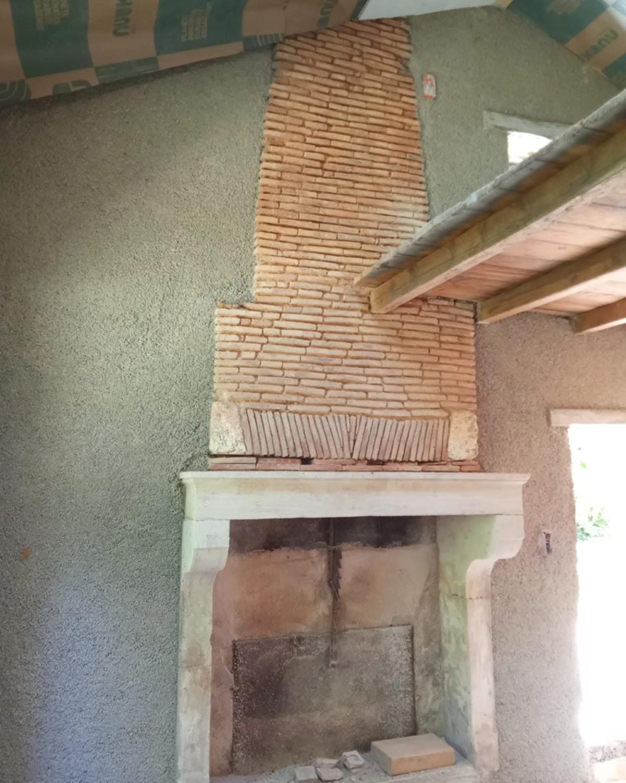Cheminée avant rénovation, maison en pierre à Terres-de-Haute-Charente