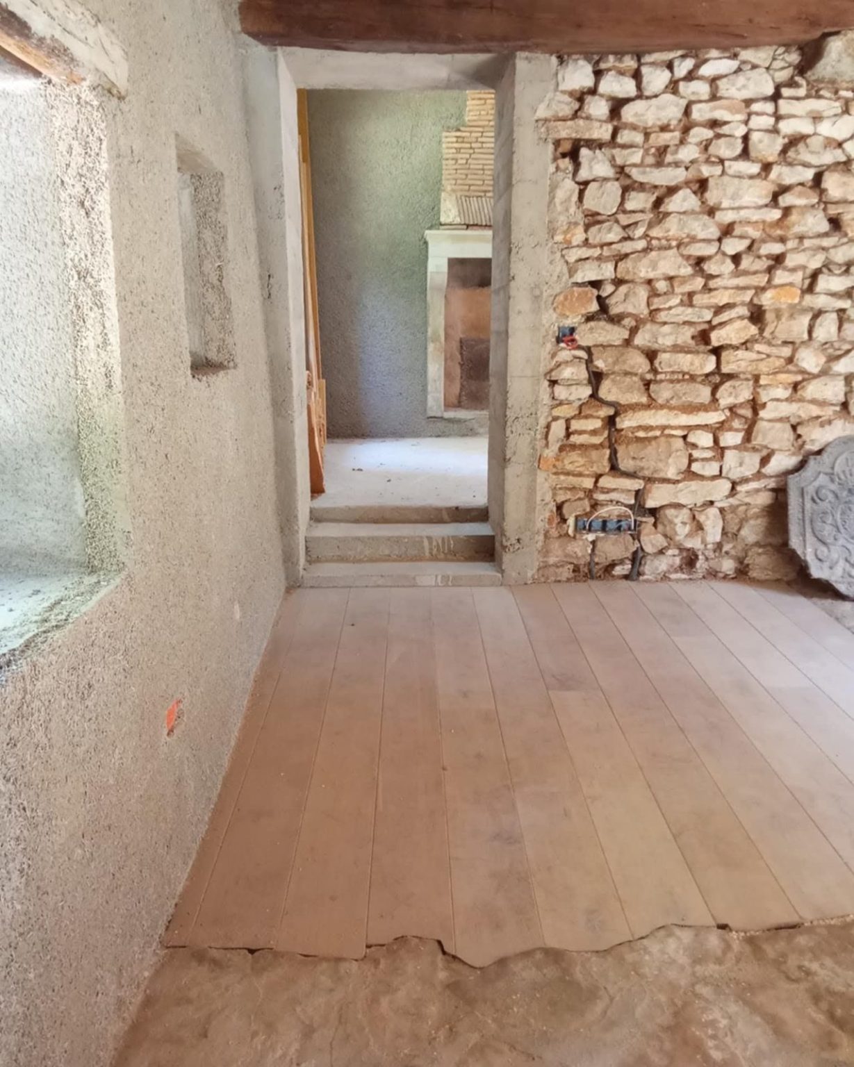 Couloir et parquet pendant la rénovation de la maison en pierre, Terres-de-Haute-Charente