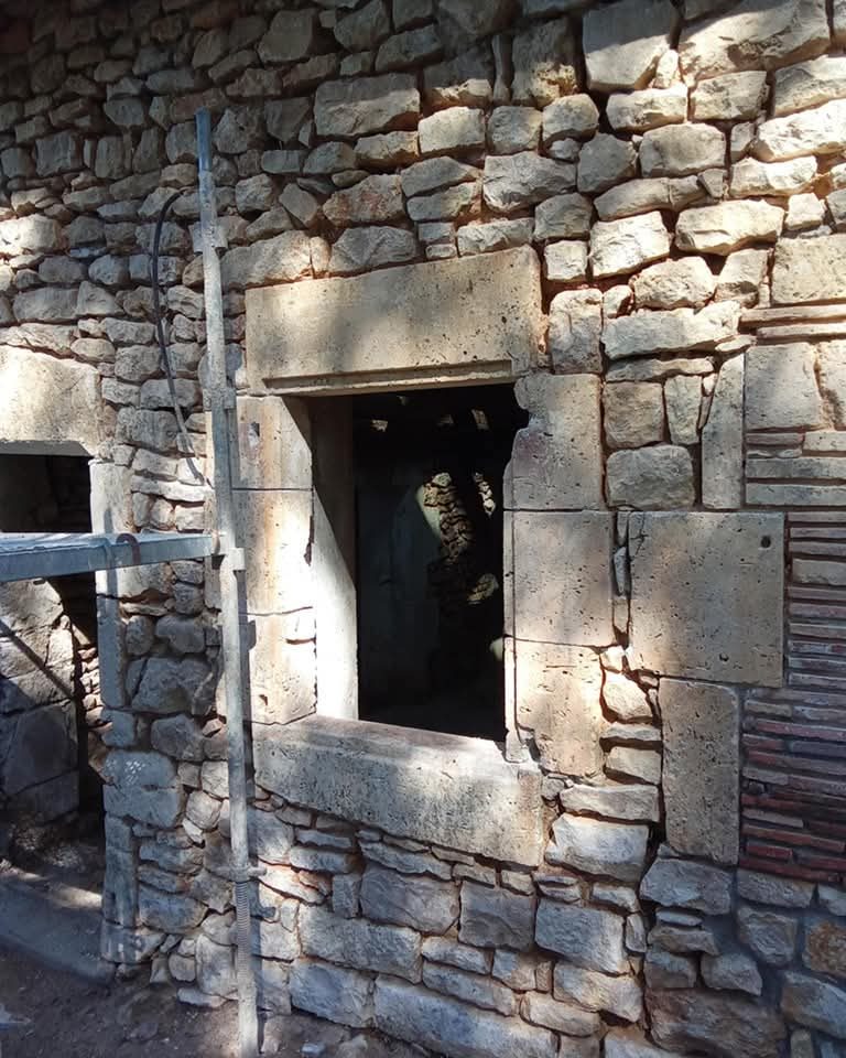 Création d’une ouverture dans un mur en pierre, Terres-de-Haute-Charente