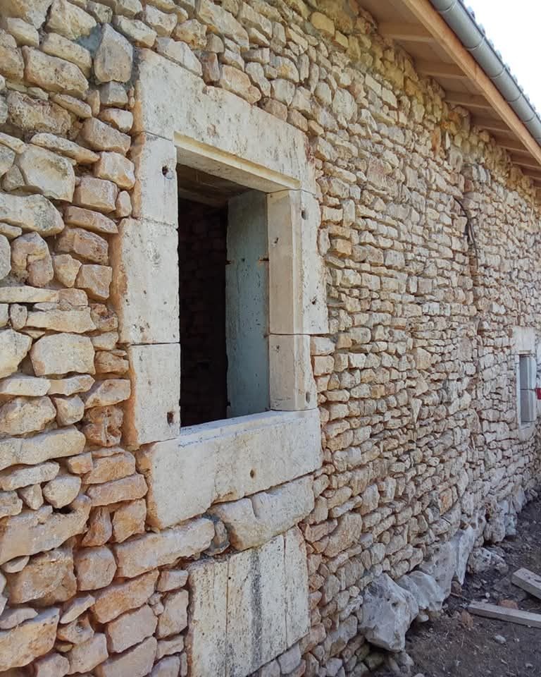 Fenêtre à encadrement en pierre de taille, façade en moellons, Terres-de-Haute-Charente