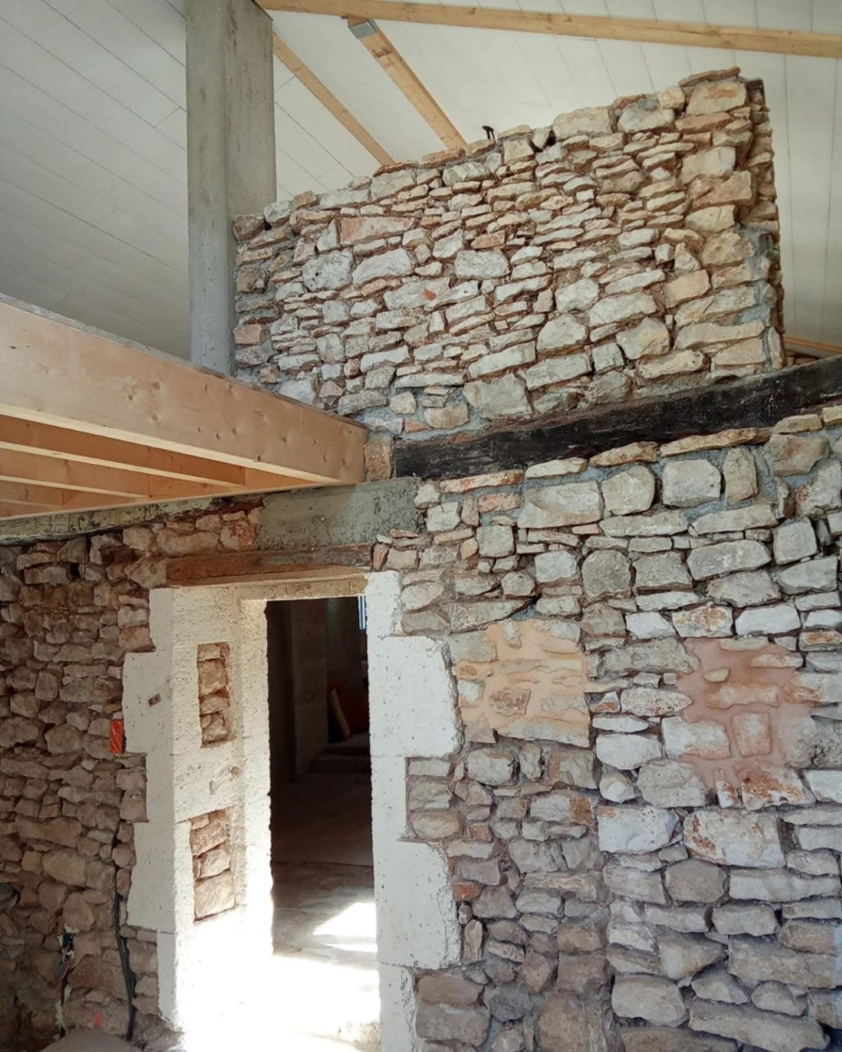Mur en pierre et nouvelle ouverture à l’intérieur de la maison, Terres-de-Haute-Charente