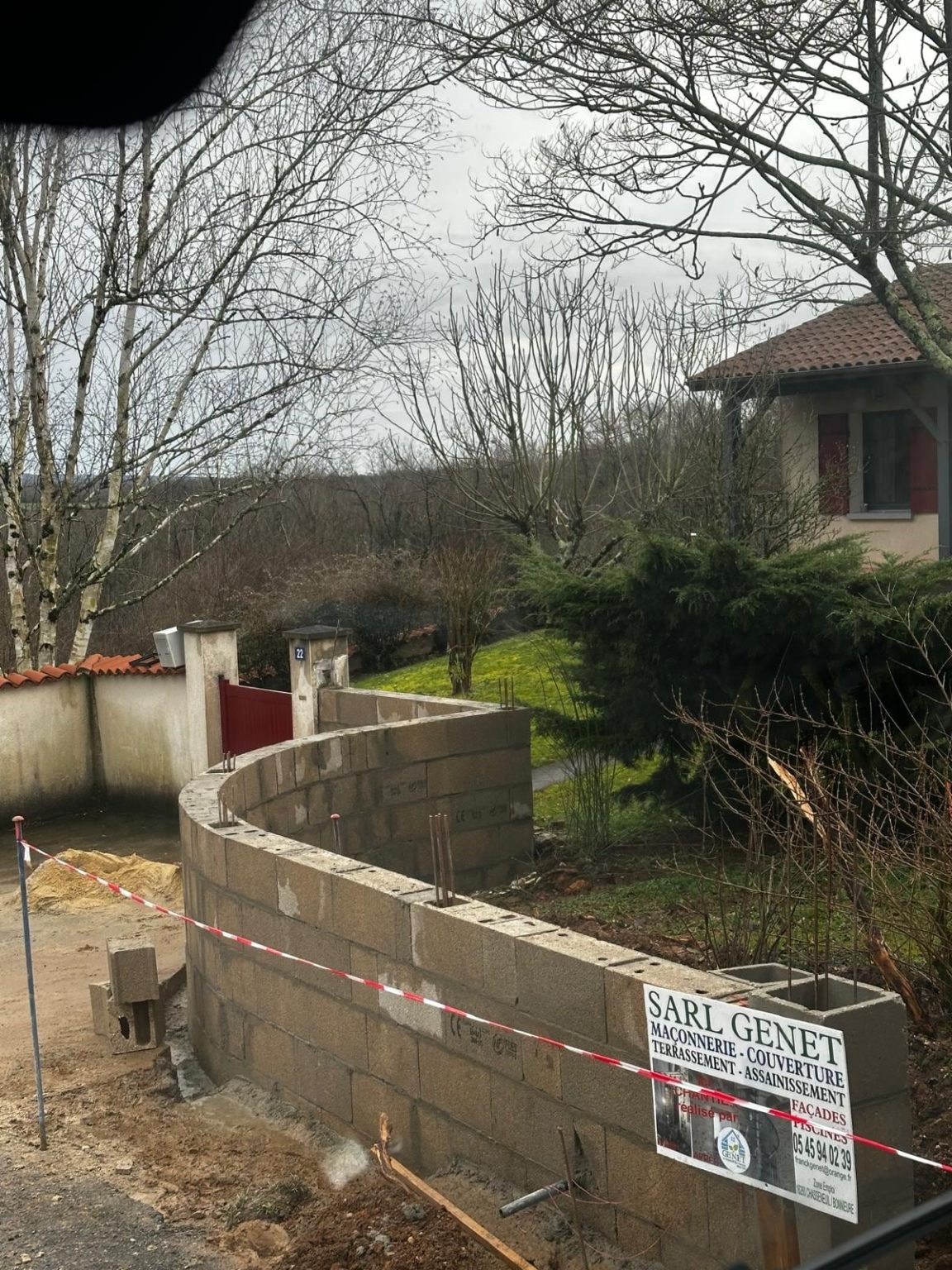 Élévation d’un mur de clôture courbe en blocs béton, Ruffec