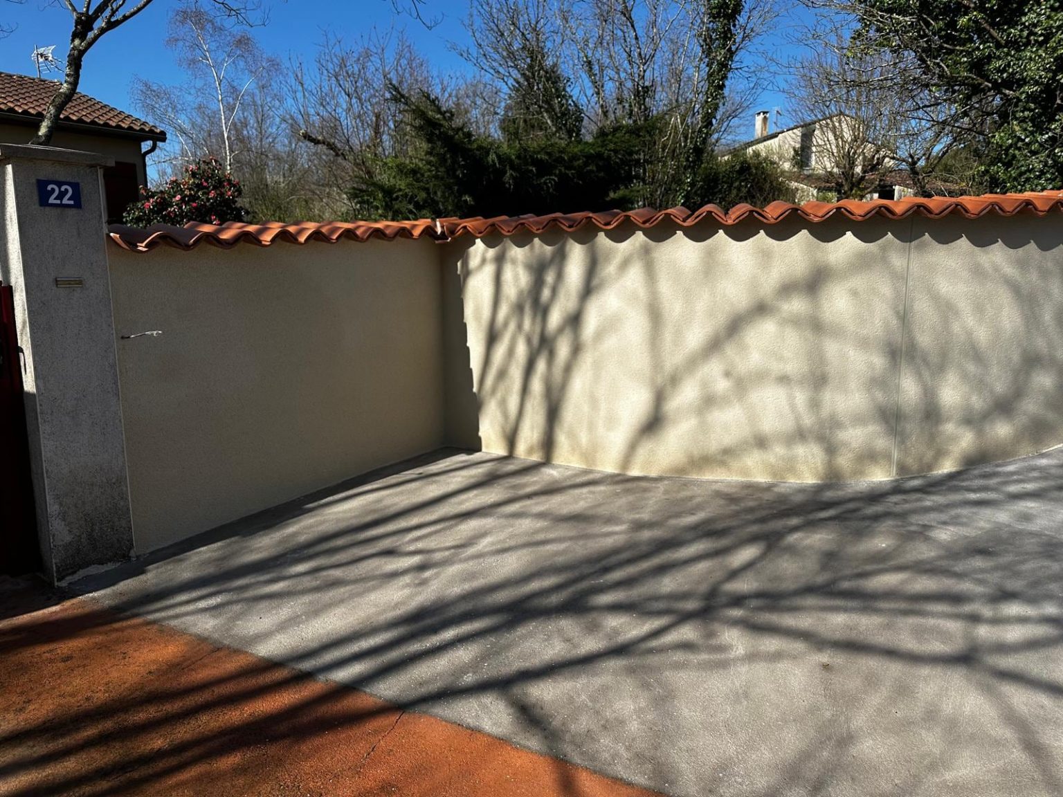 Mur de clôture enduit et chaperon en tuiles terminés, Ruffec