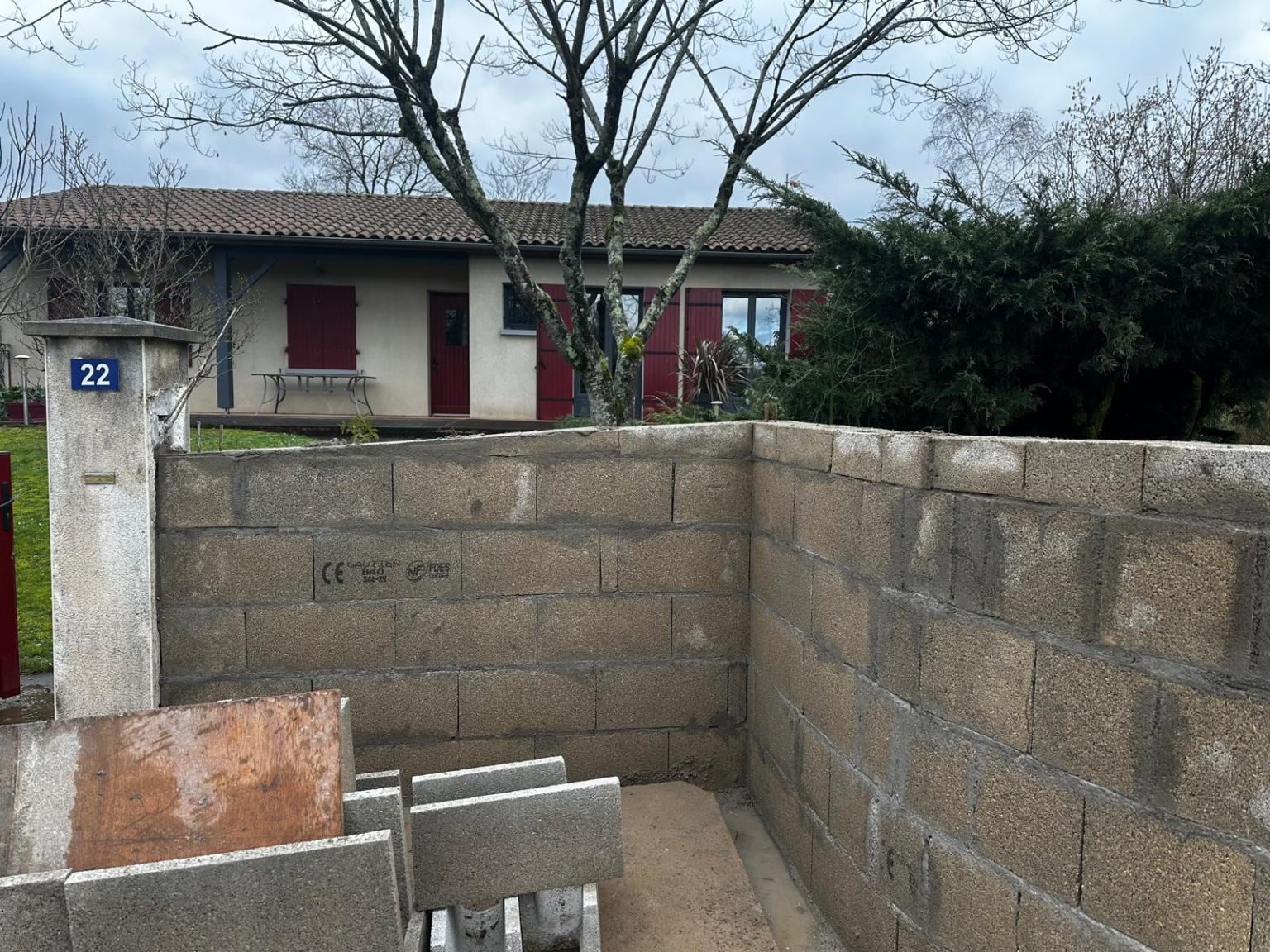 Retour du mur de clôture contre le pilier du portail, Ruffec